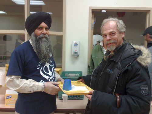 hendrik-receiving-tray-from-guru-nanak-volunteer