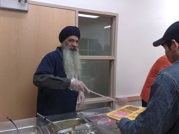 volunteer-dishing-out