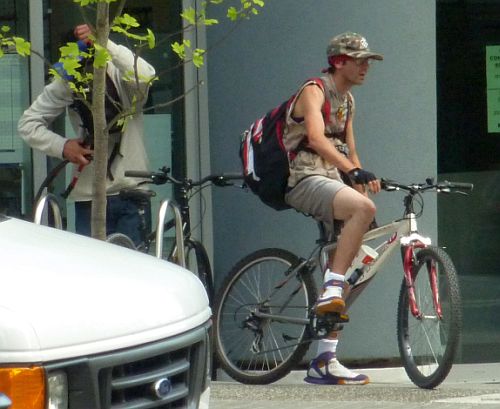 Bus Driver phones on bike thief 3