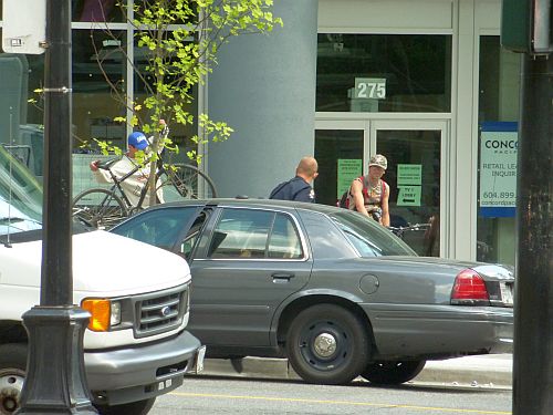 Bus Driver phones on bike thief 4