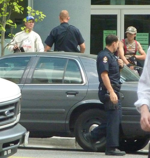 Bus Driver phones on bike thief 5