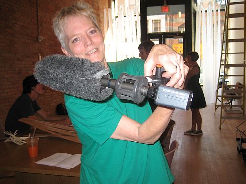 Mo showing microphone